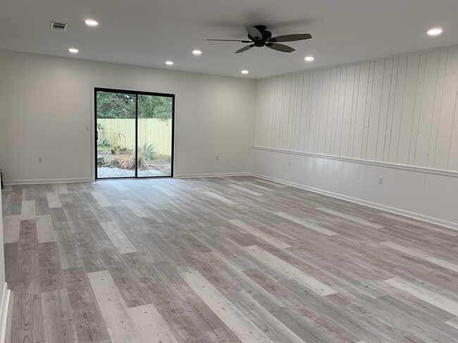 Great room to yard - 412 Niceville Ave