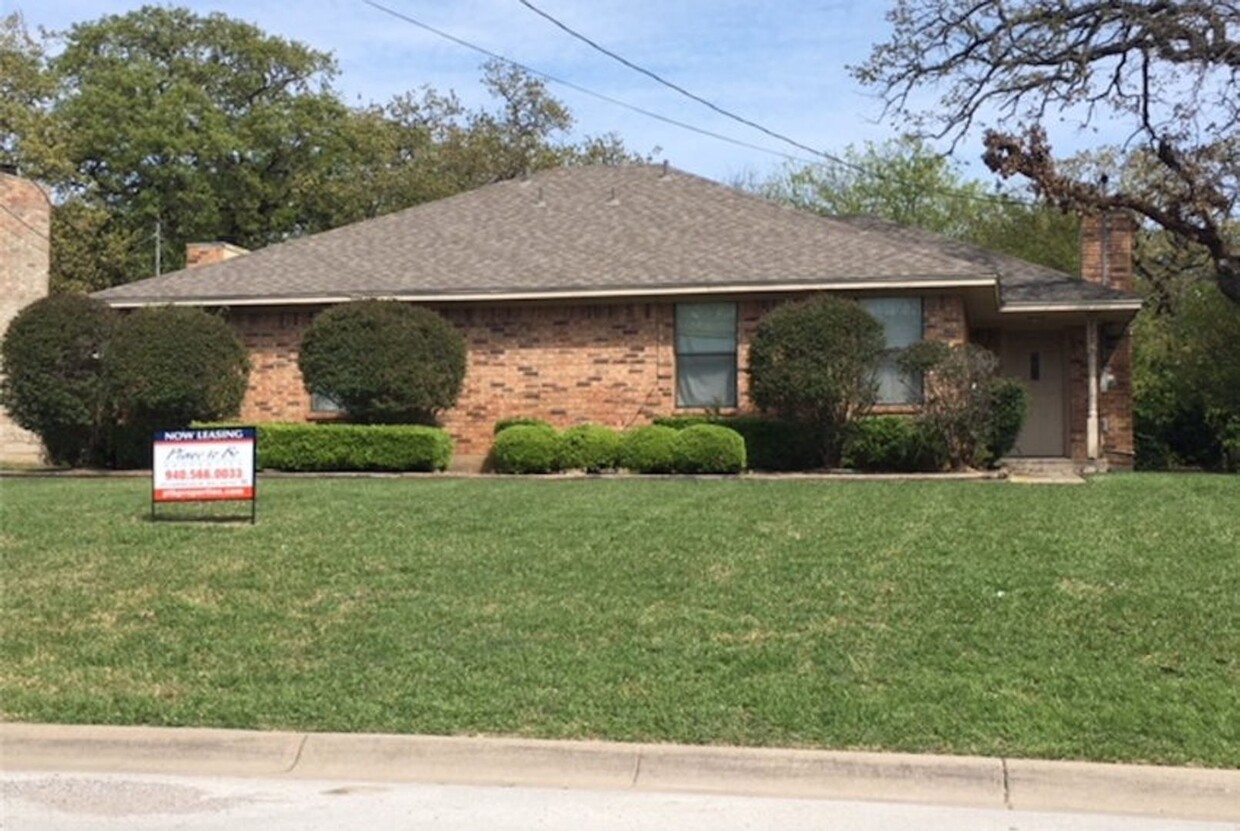 Primary Photo - 2 Bedroom/2 Bath duplex with covered carport