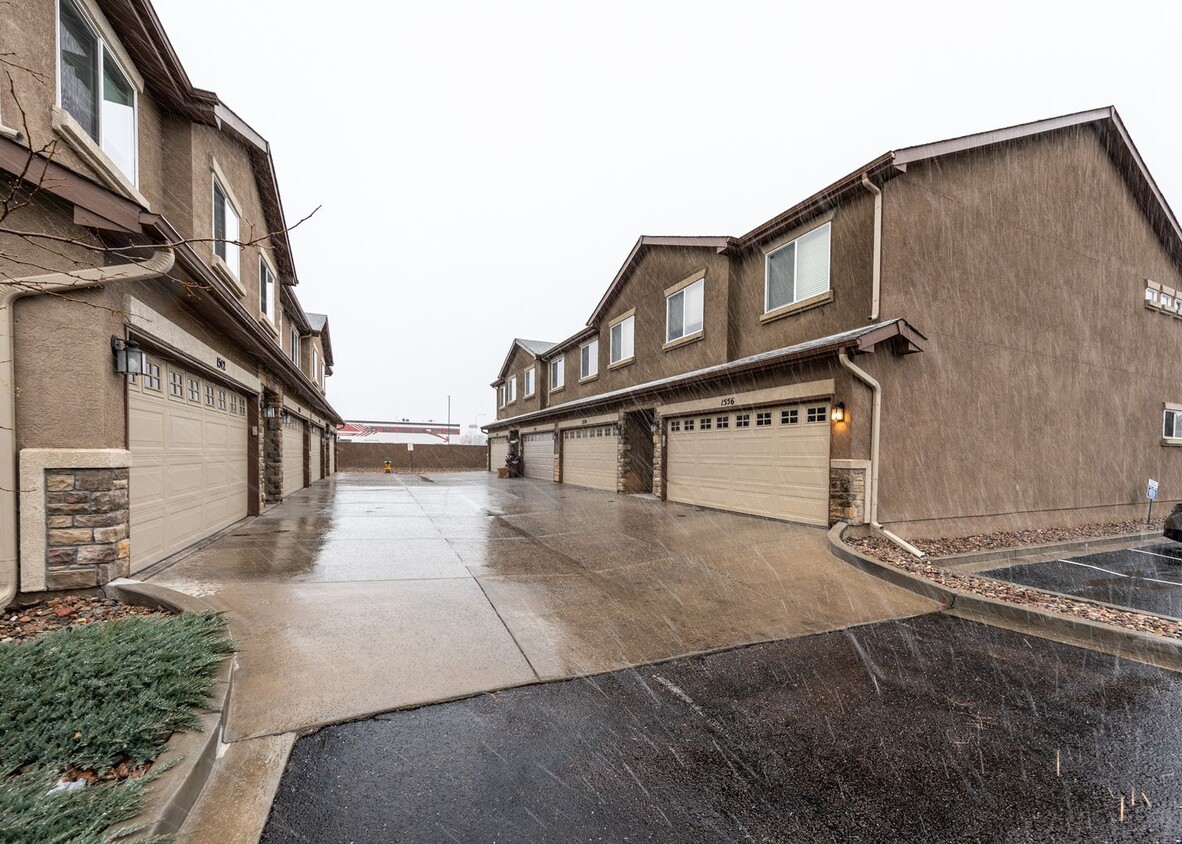 Primary Photo - Centrally Located End Unit 3 Bed Townhome ...