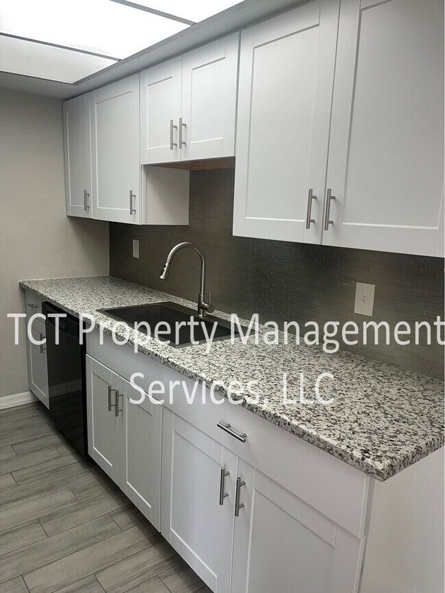 Building Photo - Updated Townhome in the heart of Chandler