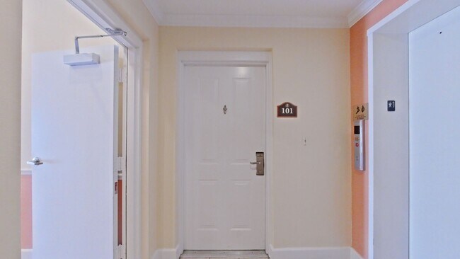 Building Photo - Beautiful Condo with Golf Course Views