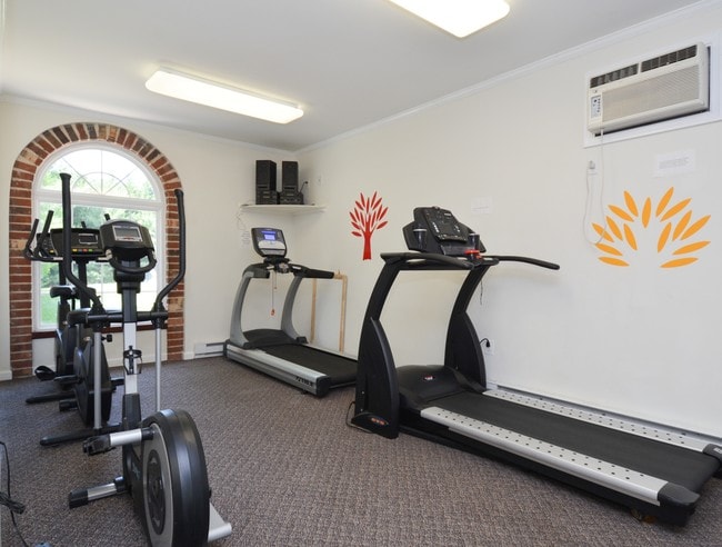 Fitness Center - Rolling Glen Townhomes and Apartments