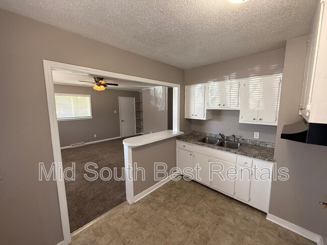 Building Photo - 3403 Sharpe Ave