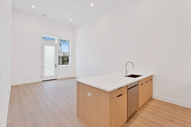 Building Photo - East Lakeview / Wrigleyville - Brand New C...