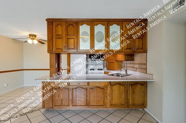 Building Photo - 824 S Langley Ave
