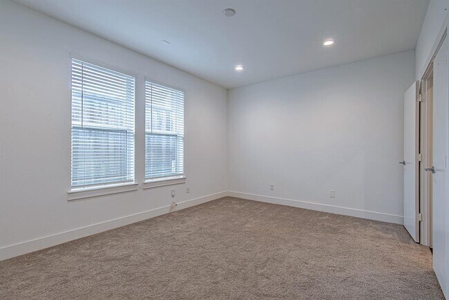 Building Photo - 449 W 25th St