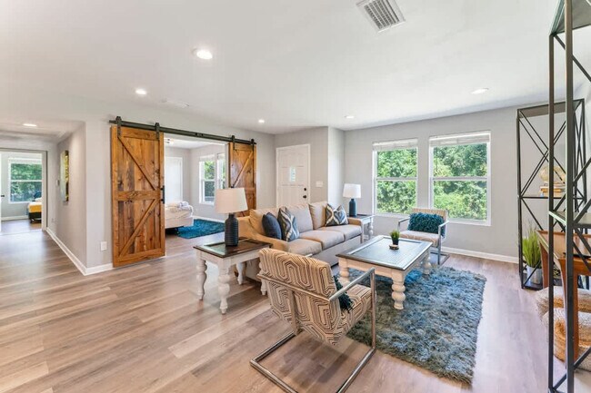 Foto del edificio - 6057 Fleetwood Rd