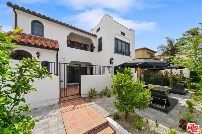 Foto del edificio - 458 N Sierra Bonita Ave