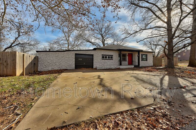 Primary Photo - 1103 N Louisa Ave