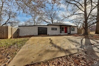 Building Photo - 1103 N Louisa Ave