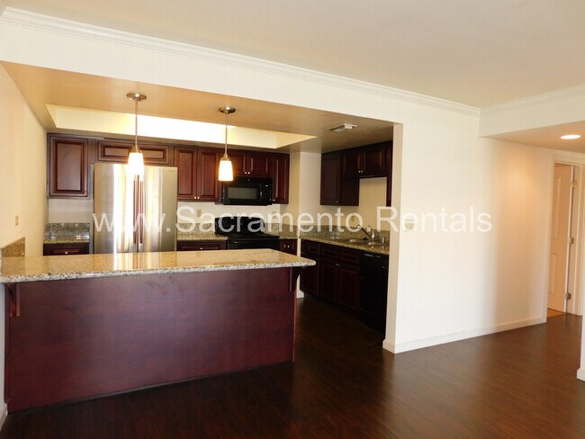 Building Photo - Spacious Updated 2bd/2ba Downtown Condo - ...