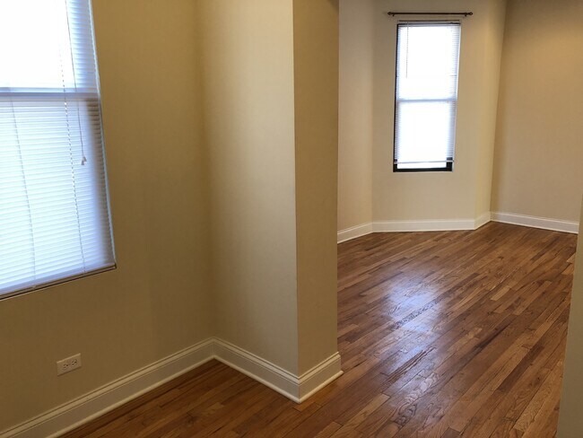 Building Photo - 5407 N Ravenswood Ave