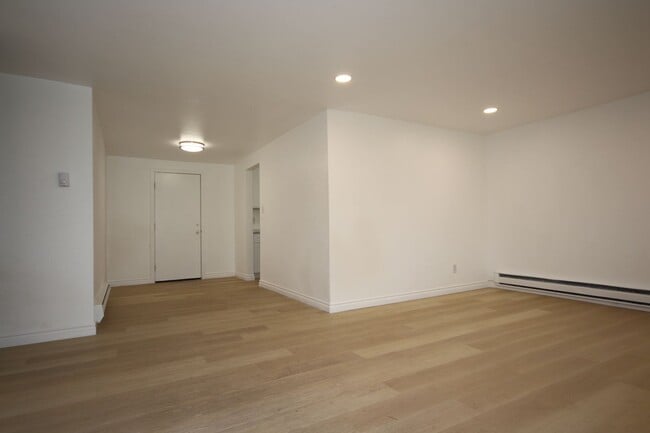 Building Photo - ***Pending Application*** Remodeled 3 bedr...