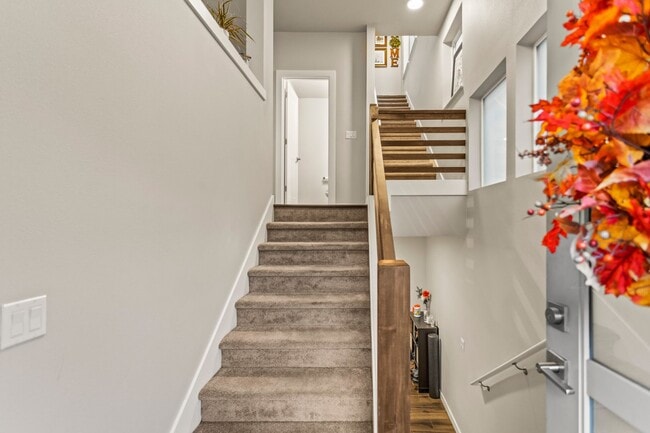 Building Photo - Available 4BR/4BATH Modern Home near Ash C...