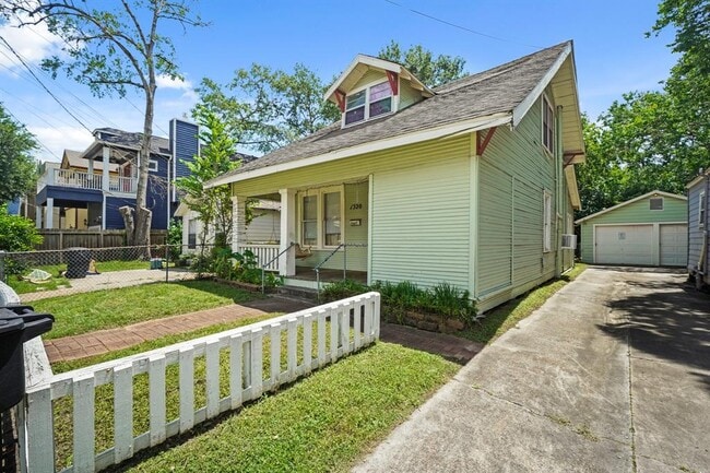 Building Photo - 1320 Alexander St