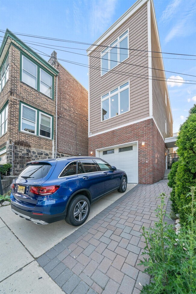 Building Photo - 627 Gregory Ave