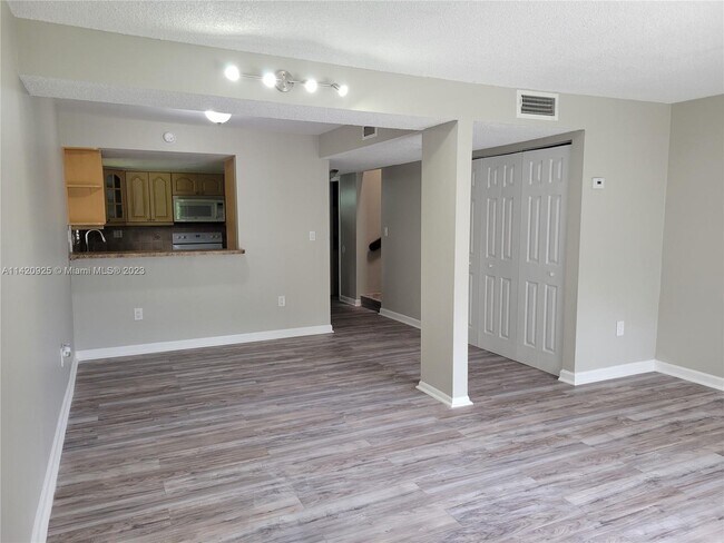 Foto del edificio - 11123 NW 7th St