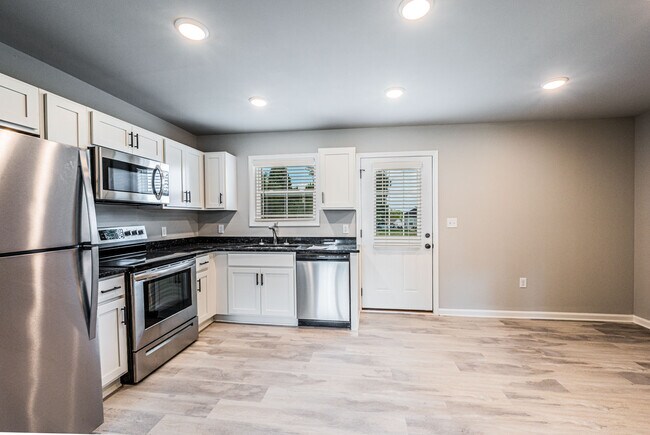Foto del edificio - 241 Whispering Hills Blvd