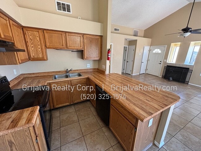 Building Photo - 3 Bedroom, 2 Bath Townhouse For Rent  (Los Reales/Cardinal)