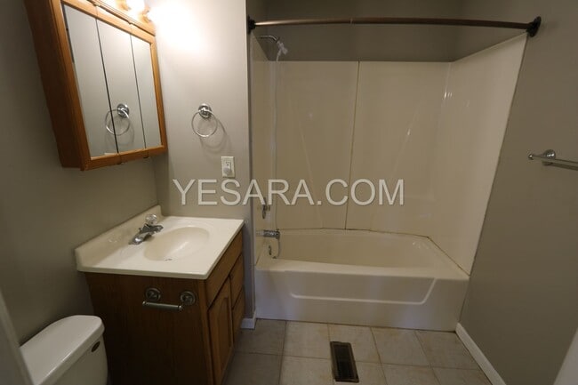 Building Photo - 2 Bedroom 1 Bath House