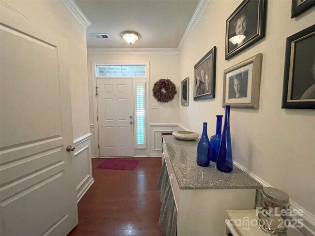 Foto del edificio - 8449 Loxton Cir