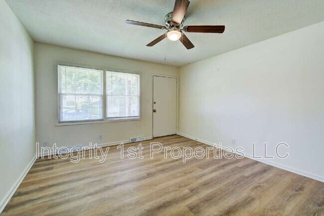 Foto del edificio - 9002 Bayless Rd