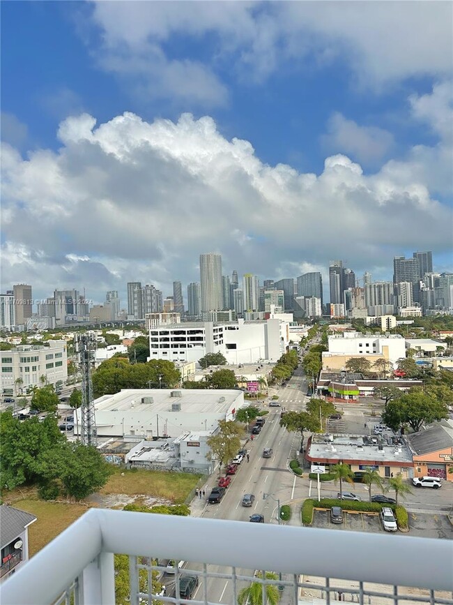 Foto del edificio - 900 SW 8th St