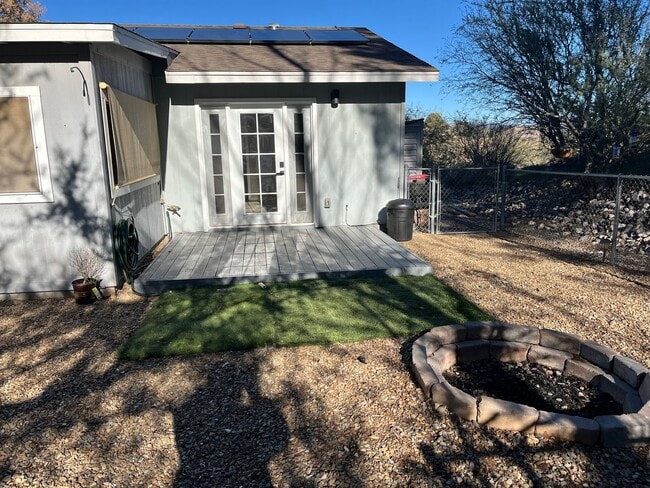 Foto del edificio - Modern, updated 3B/2B with fenced yard and sun room in Cottonwood