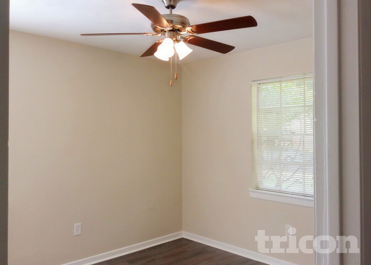 Building Photo - 415 E Mona Ave