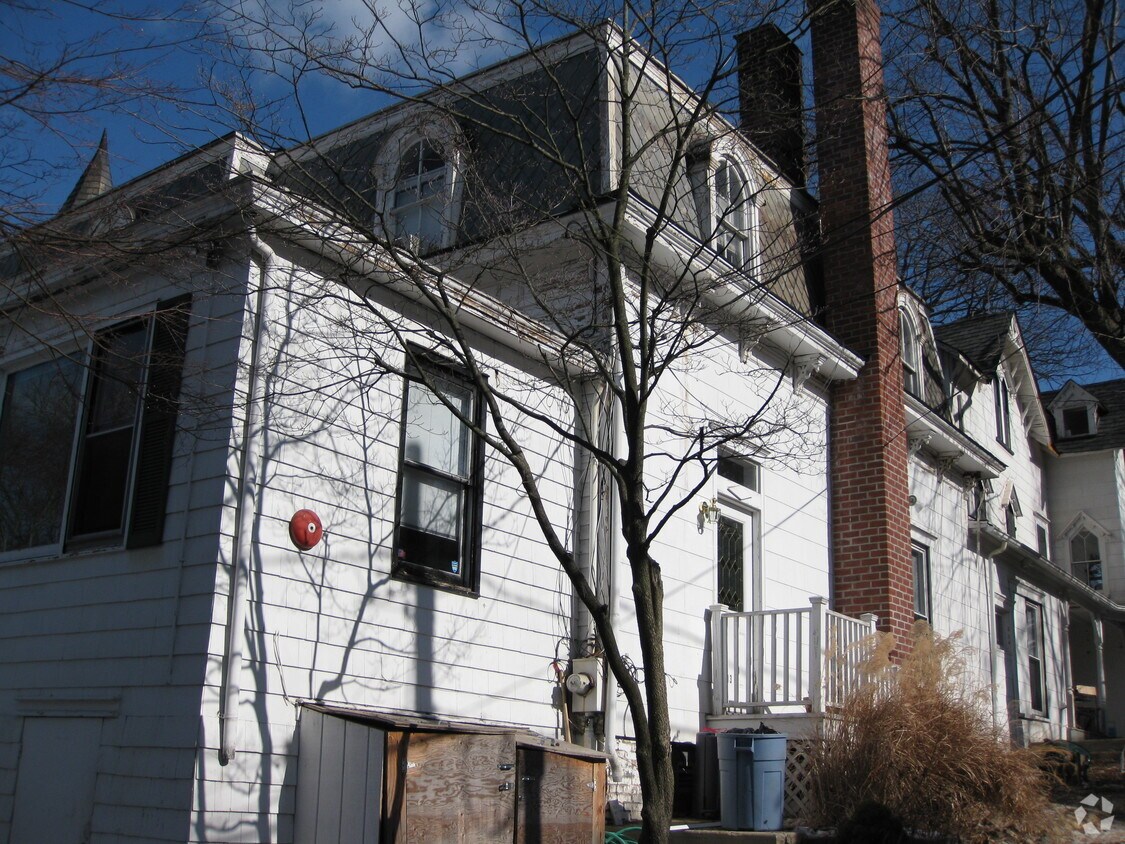 Building Photo - 82-84 Fairview Pl