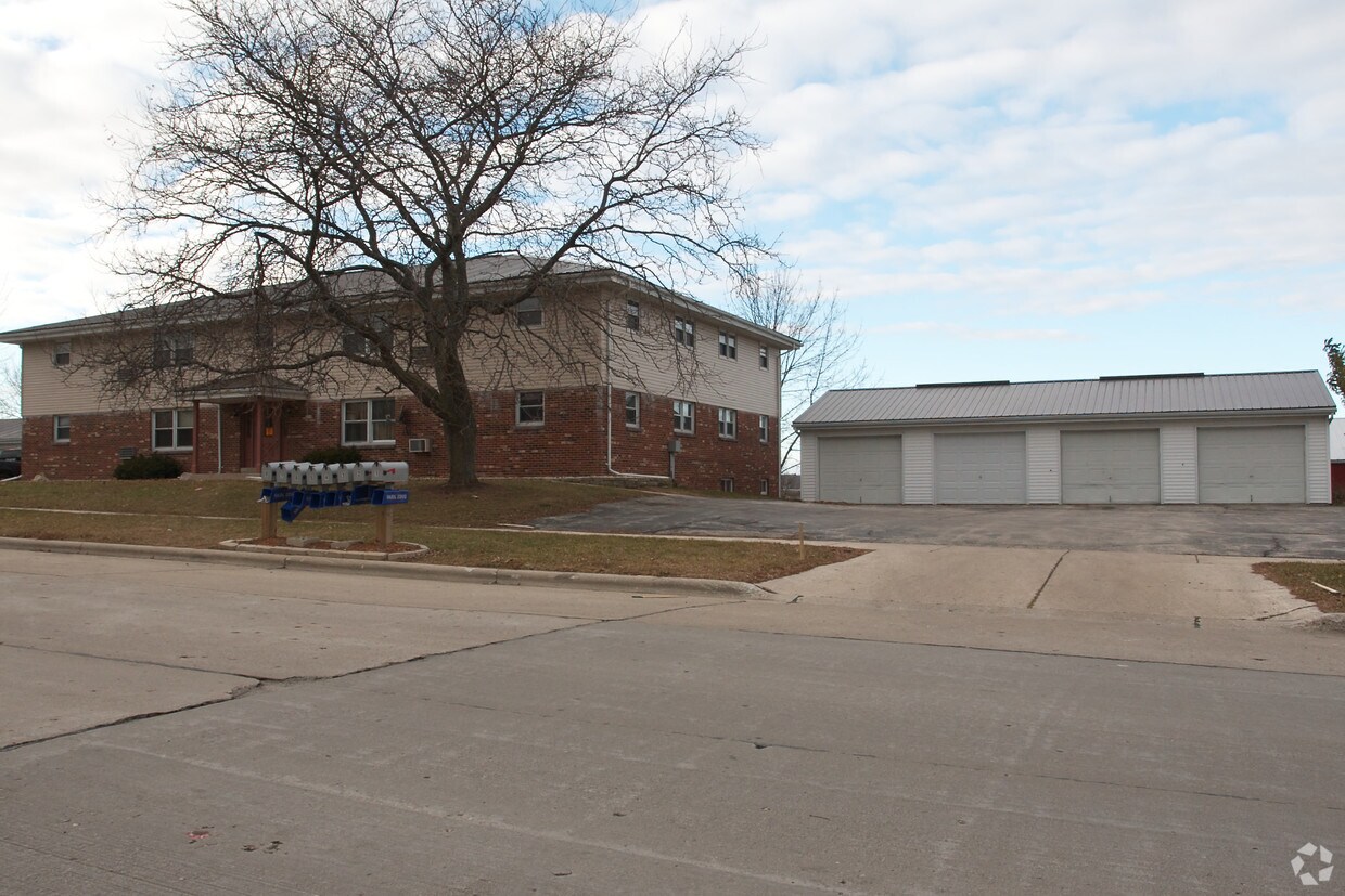 Building Photo - 2024 Green Tree Rd