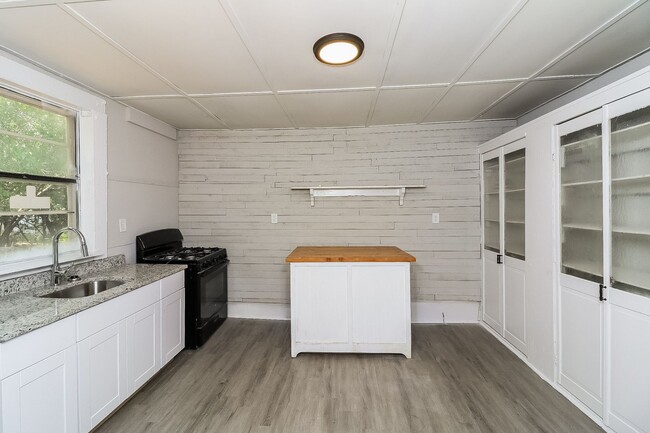 Building Photo - 115 Sardis St