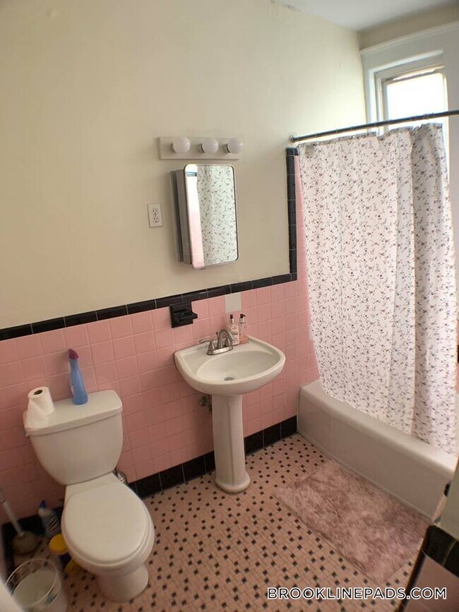 Building Photo - 22 Euston St