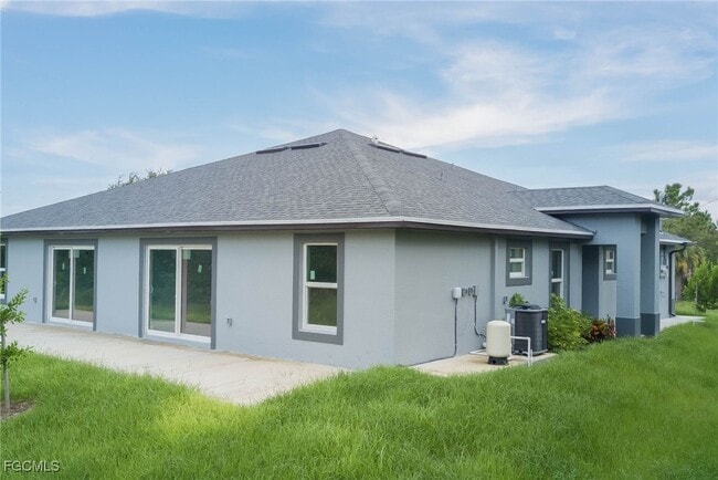 Building Photo - 805 W 12th St