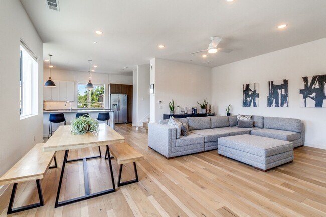 Foto del edificio - Beautiful Modern Three-Story Townhome minutes from Lower Greenville!