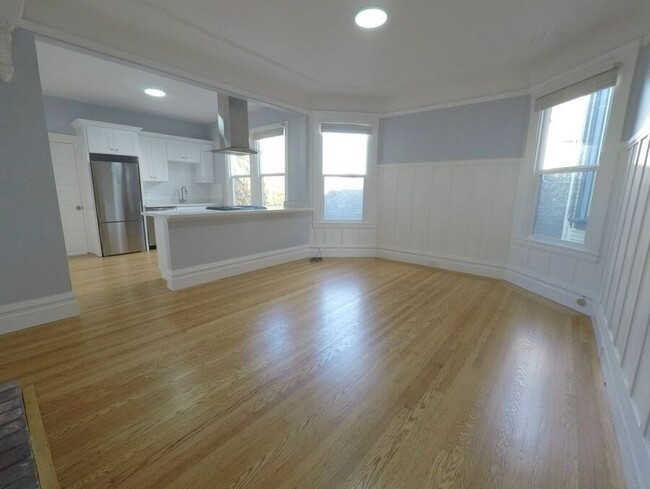 Foto del edificio - Remodeled 4BR/2BA w/ In-Unit Laundry & Mod...