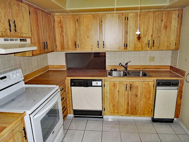 Building Photo - 1230 S Lakes End Dr