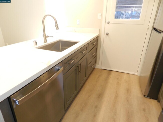 Foto del edificio - 5519 Roundtree Dr