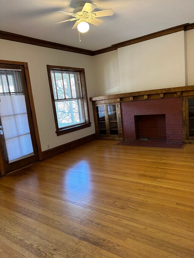 Sala de estar - 5757-59 N Winthrop Ave