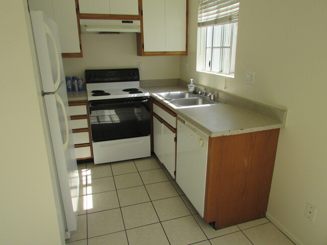 Kitchen - 4031 Franklin Ave