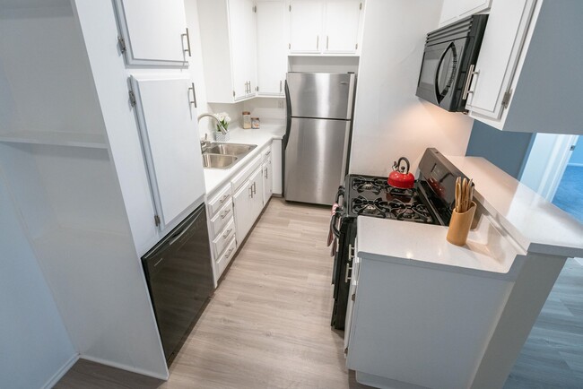Interior Photo - 18400 Prairie Street