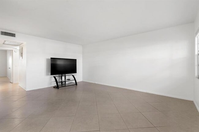 Building Photo - 1056 Exeter