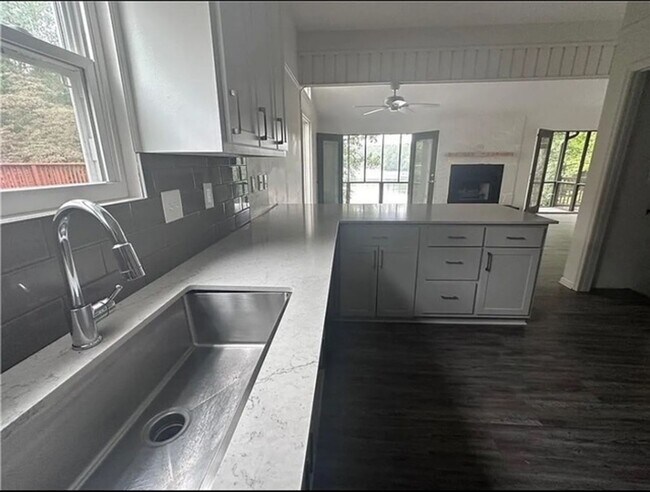 Foto del edificio - 5197 Woodmont Dr