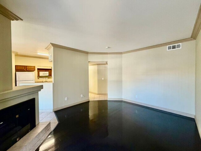 Building Photo - 5525 W Flamingo Rd