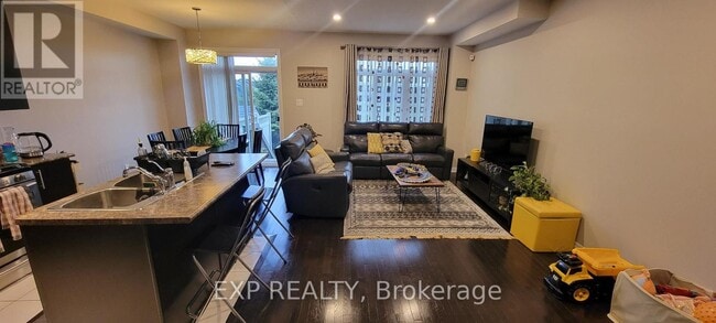 Building Photo - 647 Sunburst St