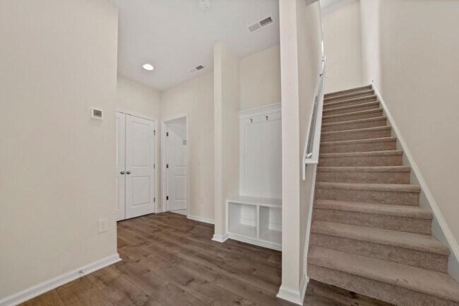 Foto del edificio - Gorgeous 4 Bed/3.5 Ba In Downtown Apex - P...