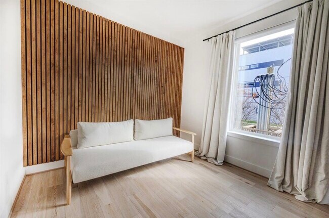 Foto del edificio - 1141 W 17th St
