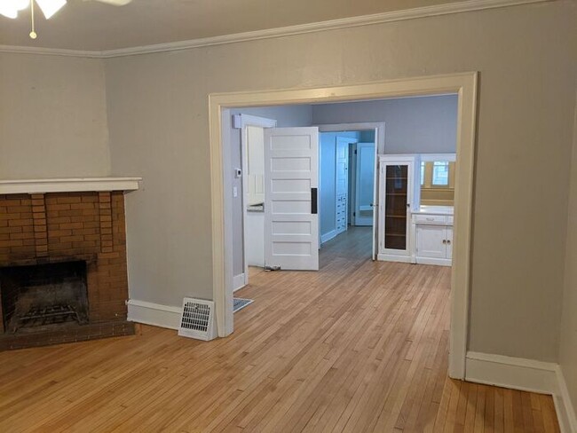 Building Photo - Two Story Bungalow