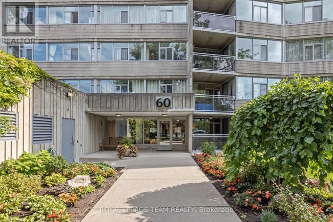 Photo du bâtiment - 60-660 McLeod St