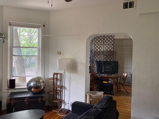 Building Photo - 1633 W Rascher Ave